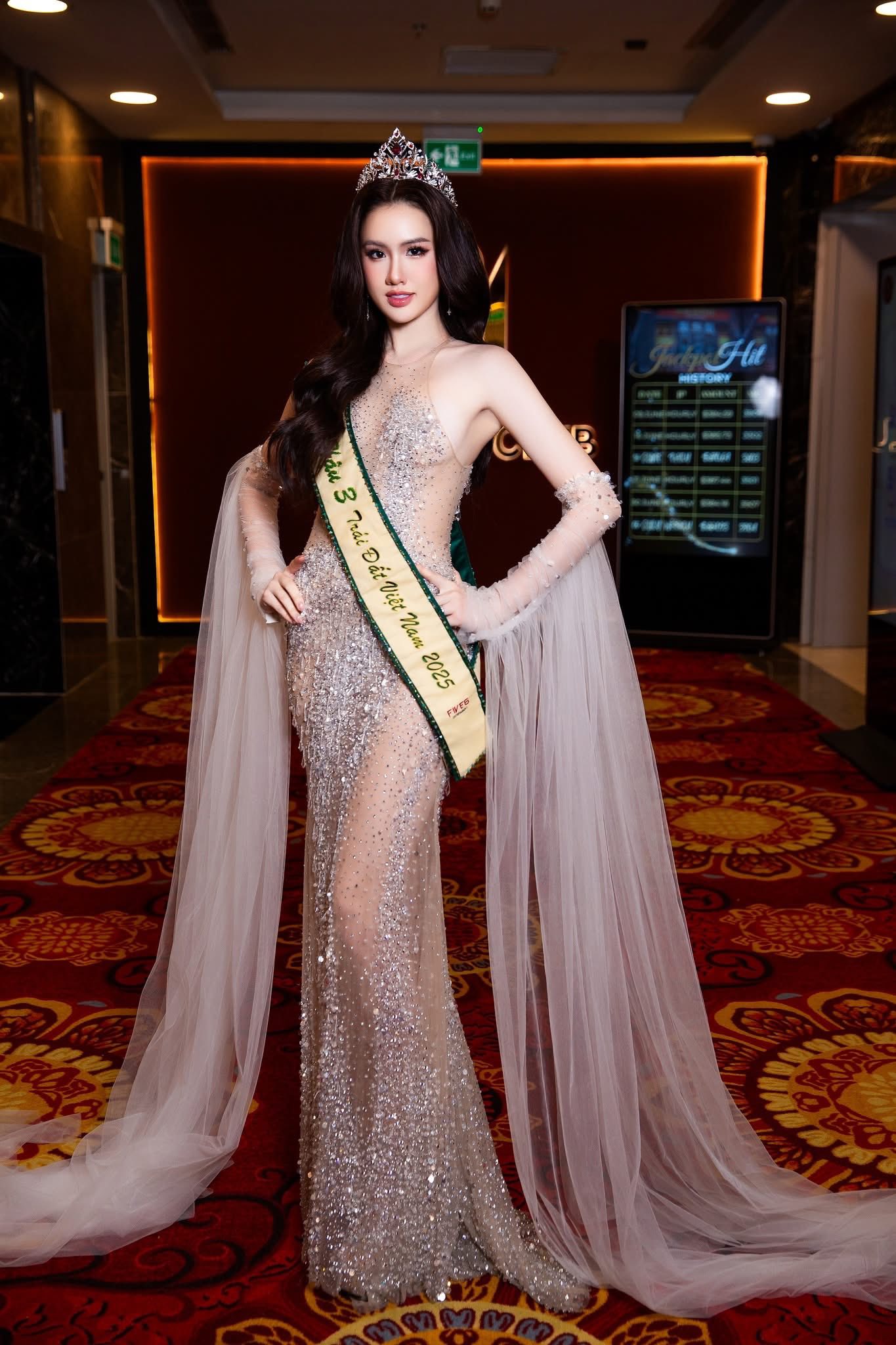 Tân hoa hậu Việt vừa đăng quang đã vướng tranh cãi vì phát ngôn của đại diện Ban tổ chức- Ảnh 3.