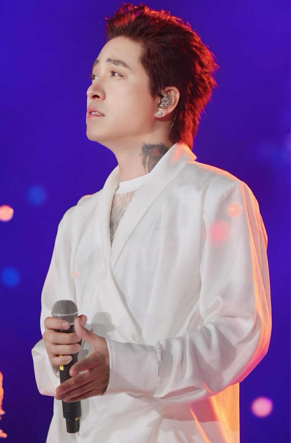 Tuấn Hưng lộ rõ nét mặt buồn sau khi mẹ qua đời, trực tiếp cứu trợ bà con vùng lũ- Ảnh 3.