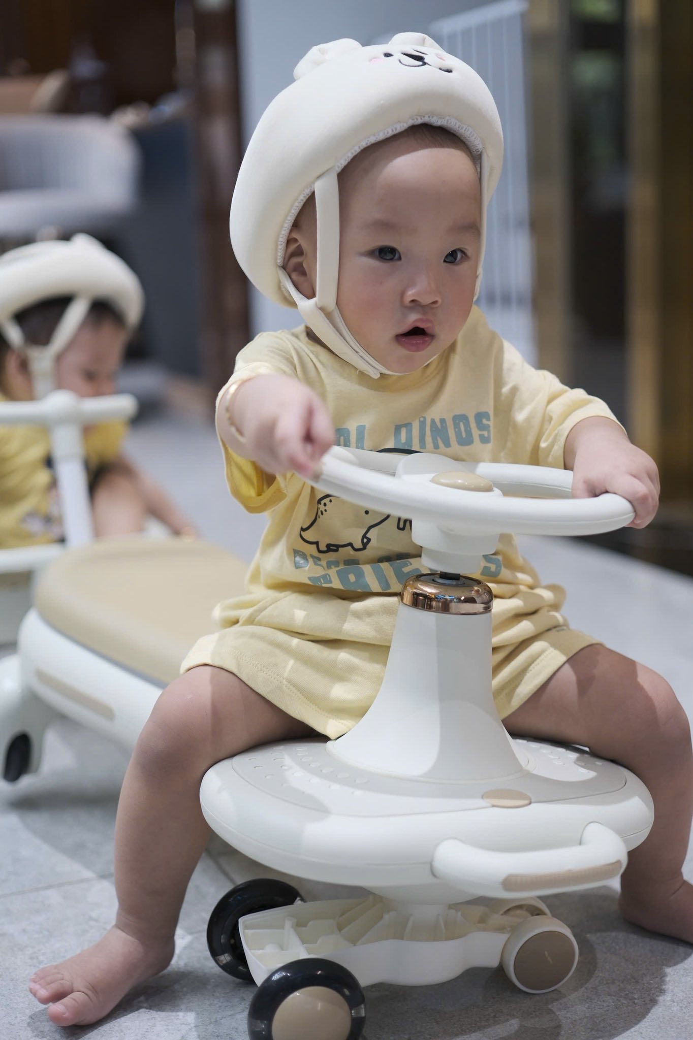 Hai nhóc tỳ nhà Phương Oanh - shark Bình khiến dân mạng cười ngất: Người thì nghiêm túc, người thì lầy hết nấc- Ảnh 2.