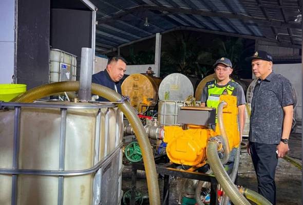 Đột kích một bến tàu lúc 3 giờ sáng, công an triệt phá đường dây buôn lậu dầu diesel trị giá hơn 10 tỷ đồng, tịch thu 47.000 lít nhiên liệu không giấy phép- Ảnh 2.