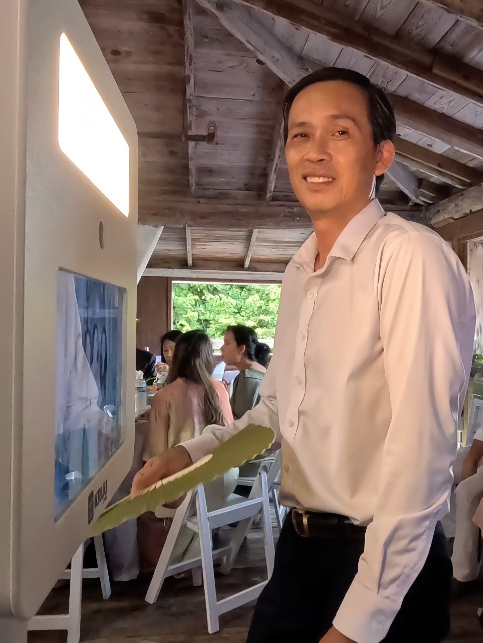 NS Hoài Linh lộ diện khác lạ sau khi em trai thông báo khẩn về tình trạng sức khỏe- Ảnh 1.