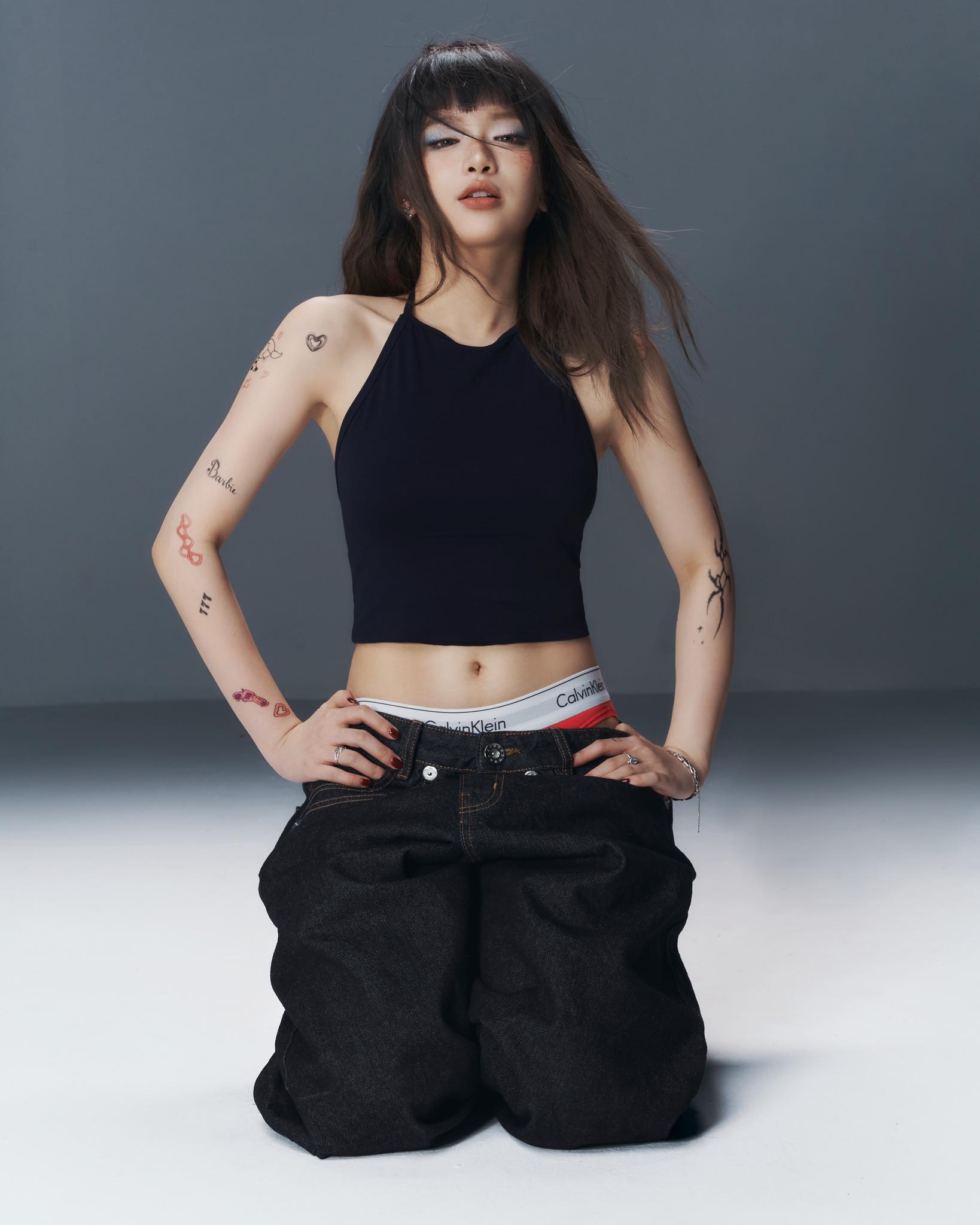 Linh Ka đổi gu, chăm khoe eo thon