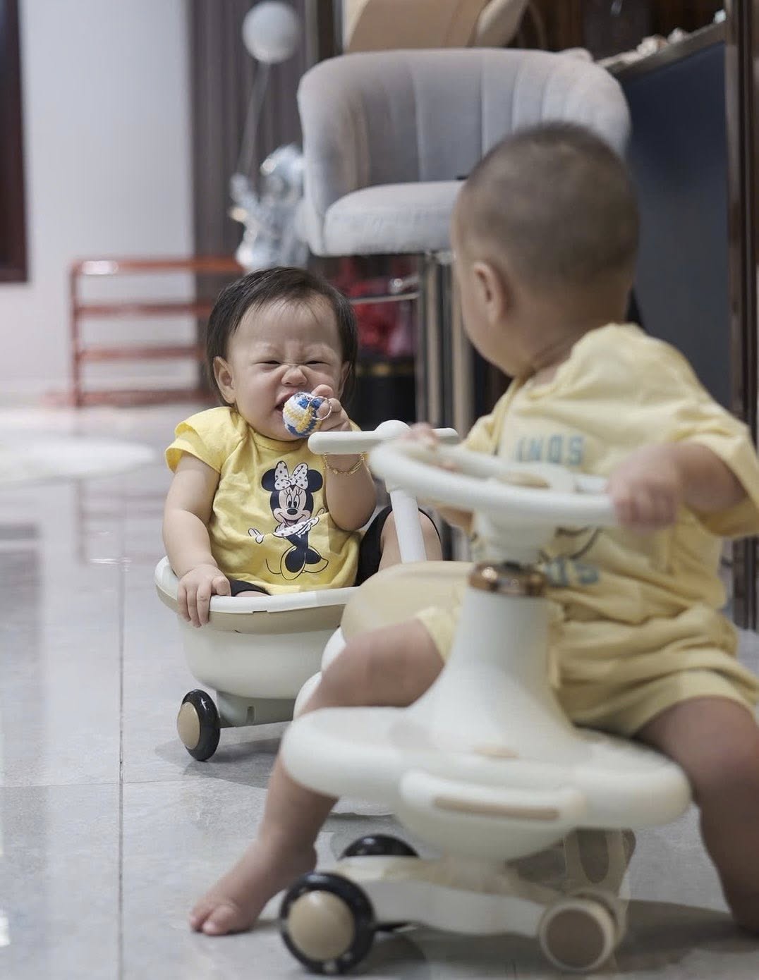 Hai nhóc tỳ nhà Phương Oanh - shark Bình khiến dân mạng cười ngất: Người thì nghiêm túc, người thì lầy hết nấc- Ảnh 4.