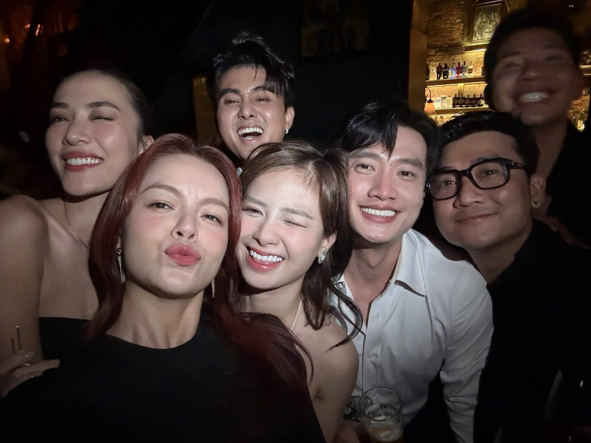 Clip tình tứ với Chị Đẹp chưa hết nóng, Quốc Trường lại bị bắt gặp kè kè sát rạt bên 1 gái xinh- Ảnh 4.