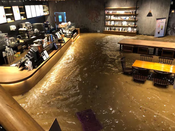 Hàn Quốc ngày thứ 3 oằn mình trong mưa lũ lịch sử: Siêu thị, Starbucks ngập kinh hoàng, ô tô chỉ thấy nóc, 5.000 người bỗng