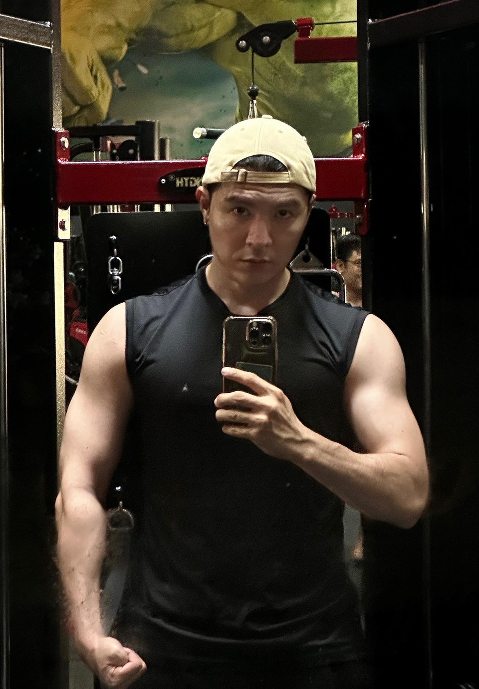 Nam diễn viên gây sốt phim Mưa đỏ: Giảm gấp 5kg để vào vai, hóa ra là tổng tài body