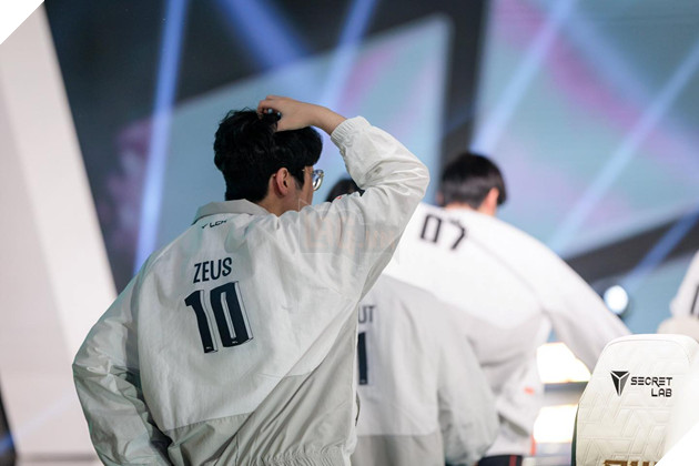 LMHT: Cong dong mang chi trich du doi tinh trang HLE sa sut phong do keo dai 2 Một trong những vấn đề bị cộng đồng mang ra tranh cãi nhiều nhất chính là chiến lược cấm chọn và cách sắp xếp vai trò trong đội hình.