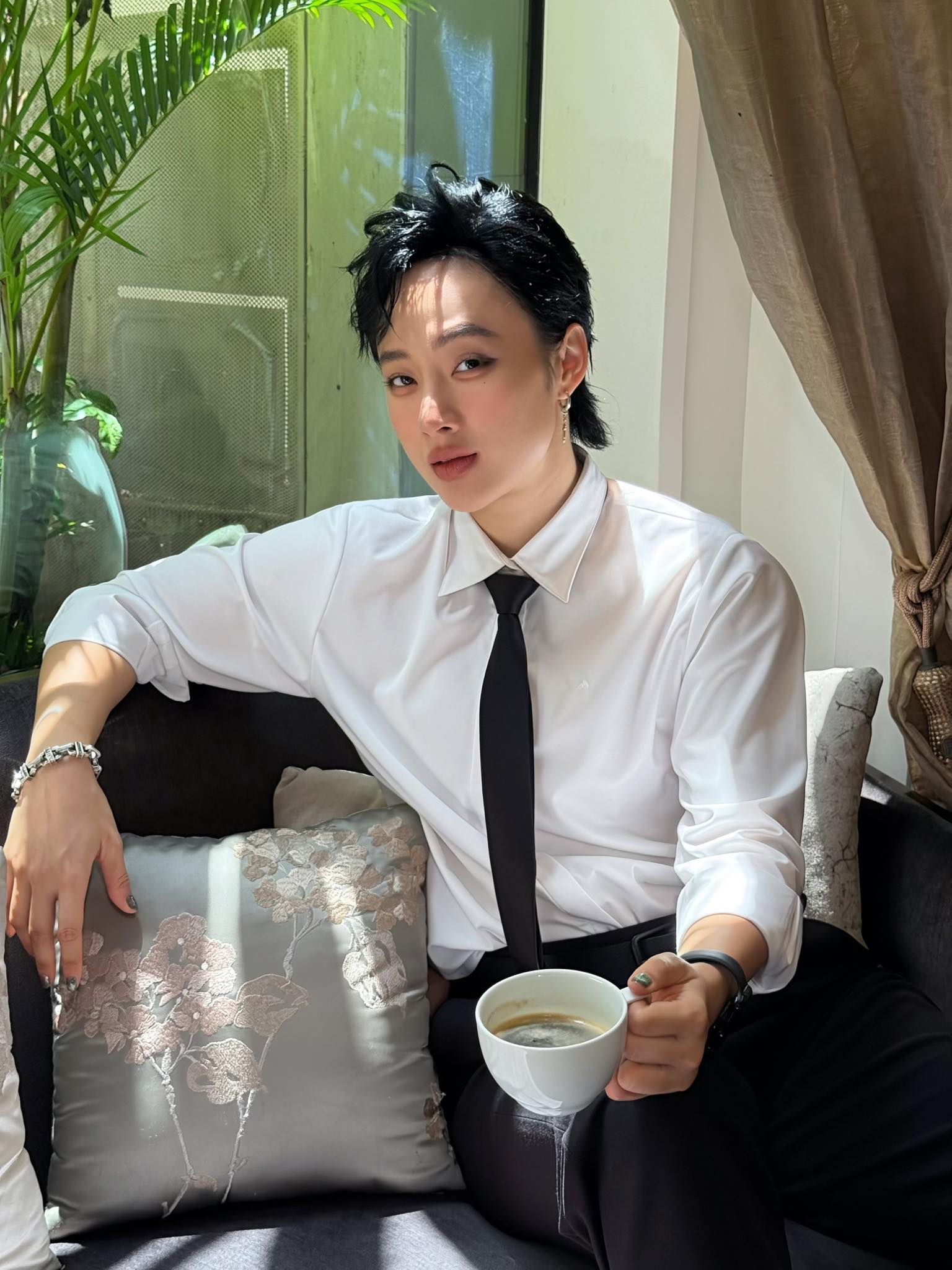 Angela Phương Trinh gây sốc khi công khai ôm ấp, tình tứ với gái lạ- Ảnh 4. Angela Phương Trinh gây sốc khi công khai ôm ấp, tình tứ với gái lạ- Ảnh 4.