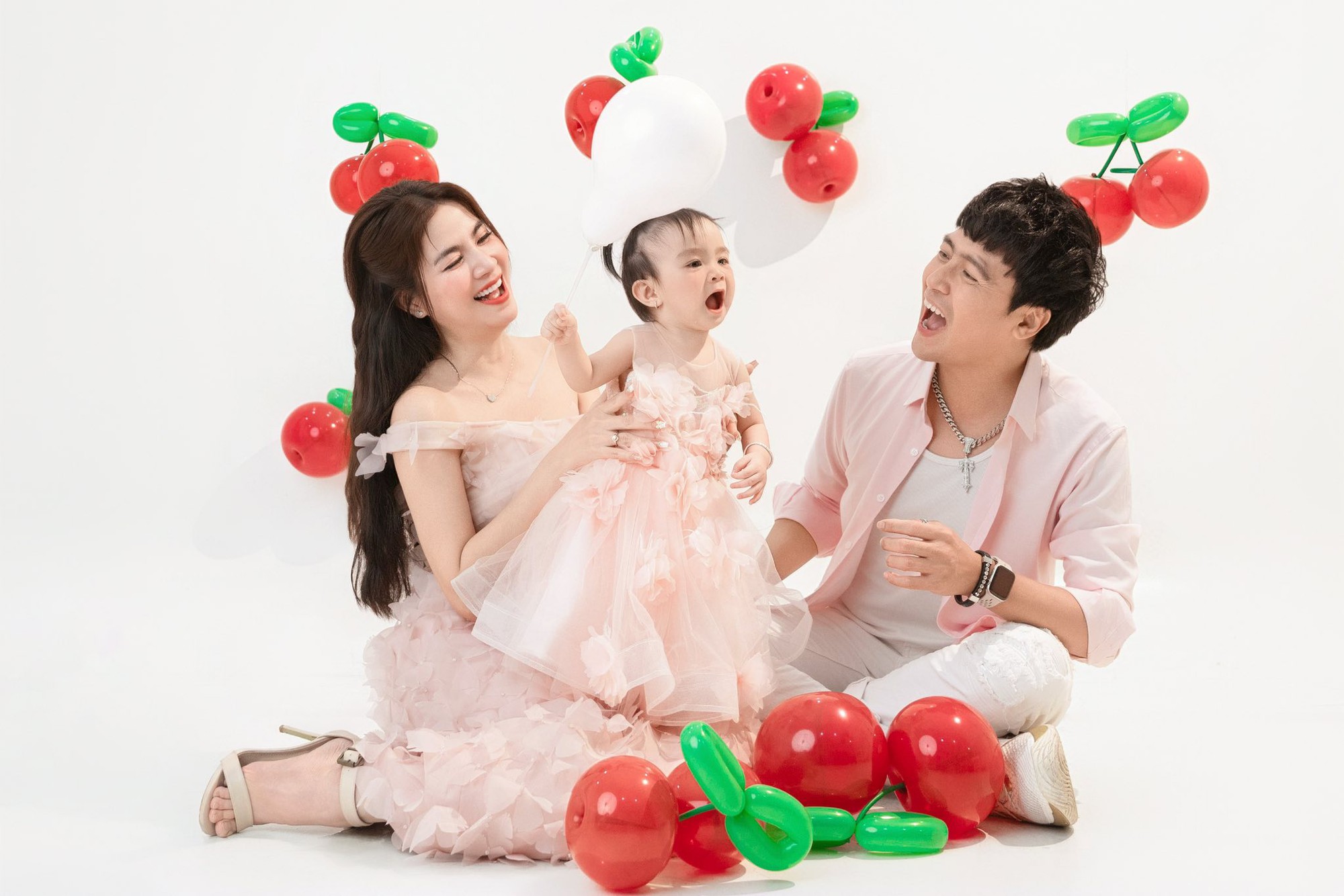 Vất vả 8 năm mới có mụn con, cặp đôi diễn viên nổi tiếng hạnh phúc mừng thôi nôi con gái- Ảnh 9. Vất vả 8 năm mới có mụn con, cặp đôi diễn viên nổi tiếng hạnh phúc mừng thôi nôi con gái- Ảnh 9.