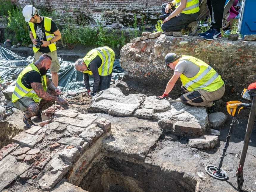 Phát hiện hài cốt hiệp sĩ dưới nền tiệm kem cũ ở Ba Lan- Ảnh 3.