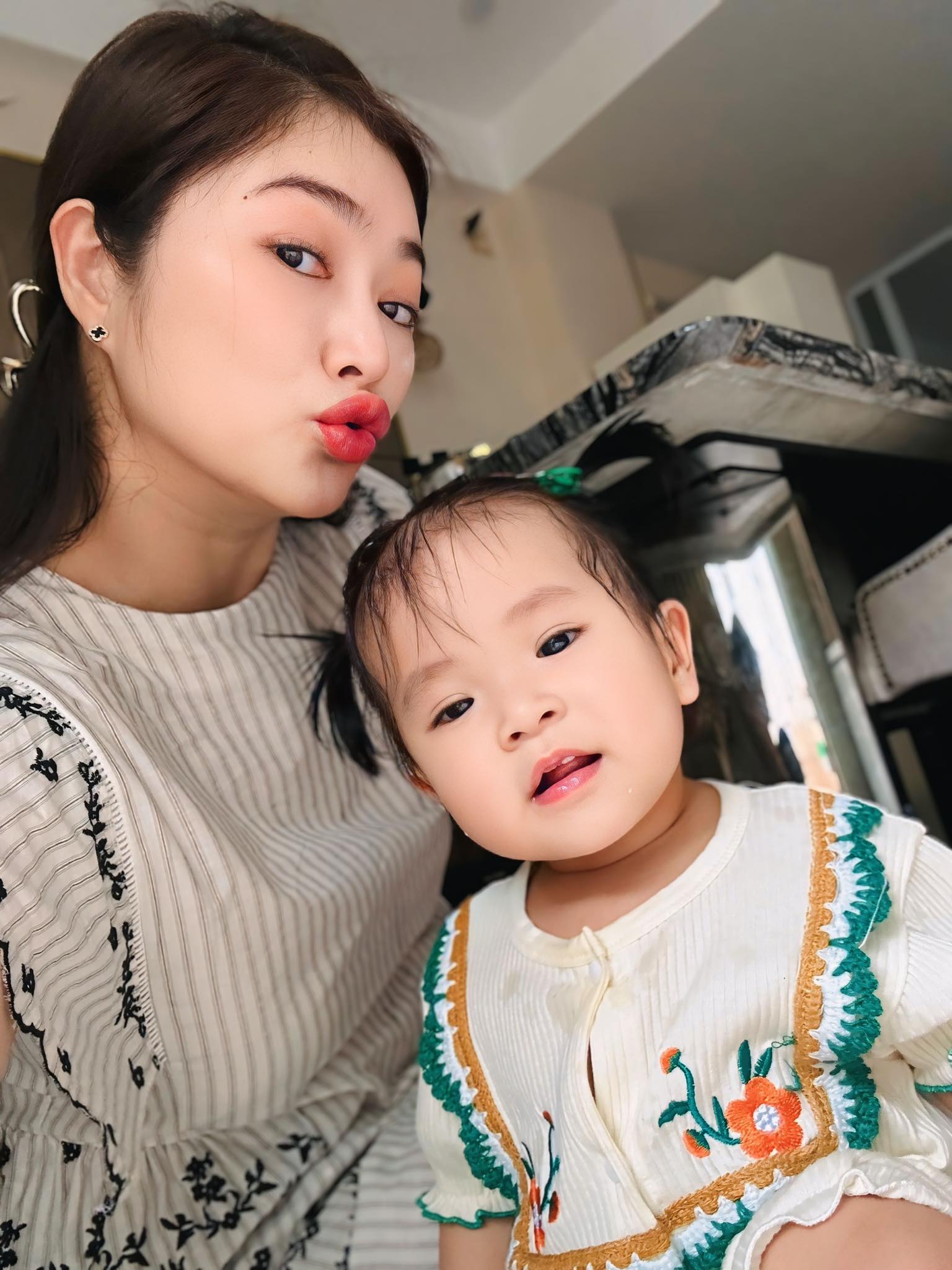 Thanh Trúc hé lộ nguyên tắc nuôi con độc lạ: Không ru con ngủ, mẹ ăn gì con ăn nấy- Ảnh 4.