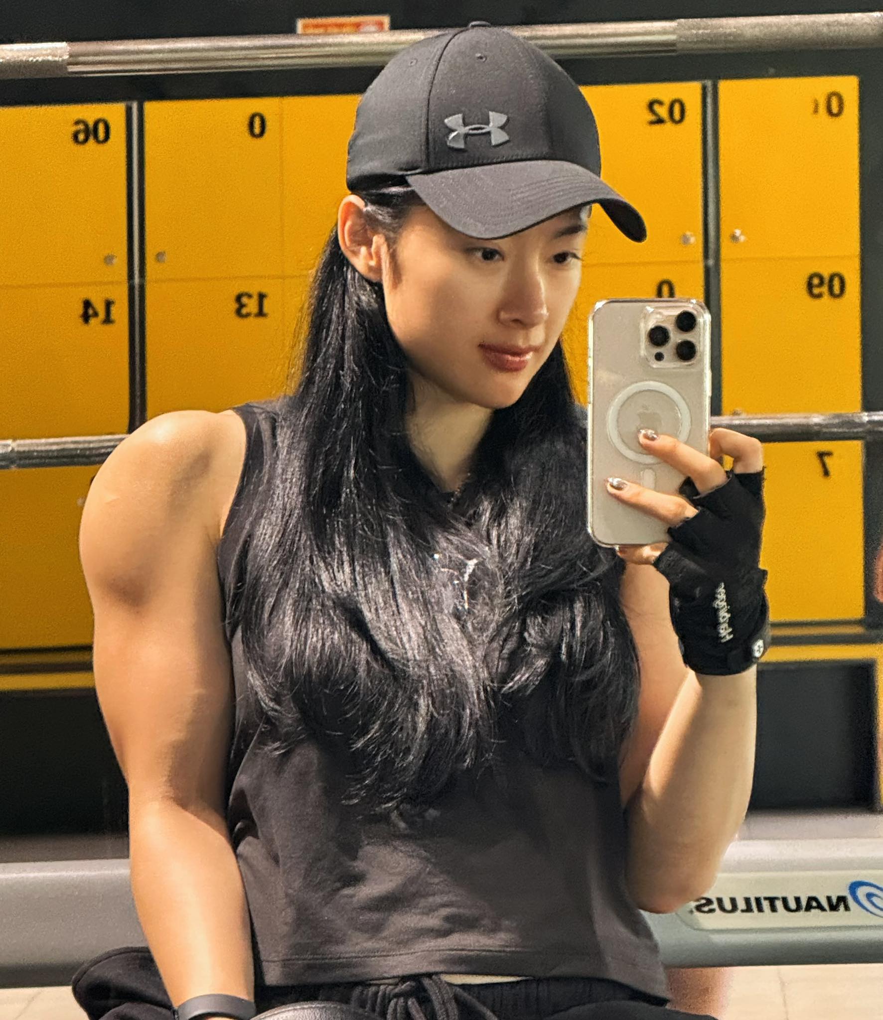 Angela Phương Trinh gây sốc khi công khai ôm ấp, tình tứ với gái lạ- Ảnh 3. Angela Phương Trinh gây sốc khi công khai ôm ấp, tình tứ với gái lạ- Ảnh 3.