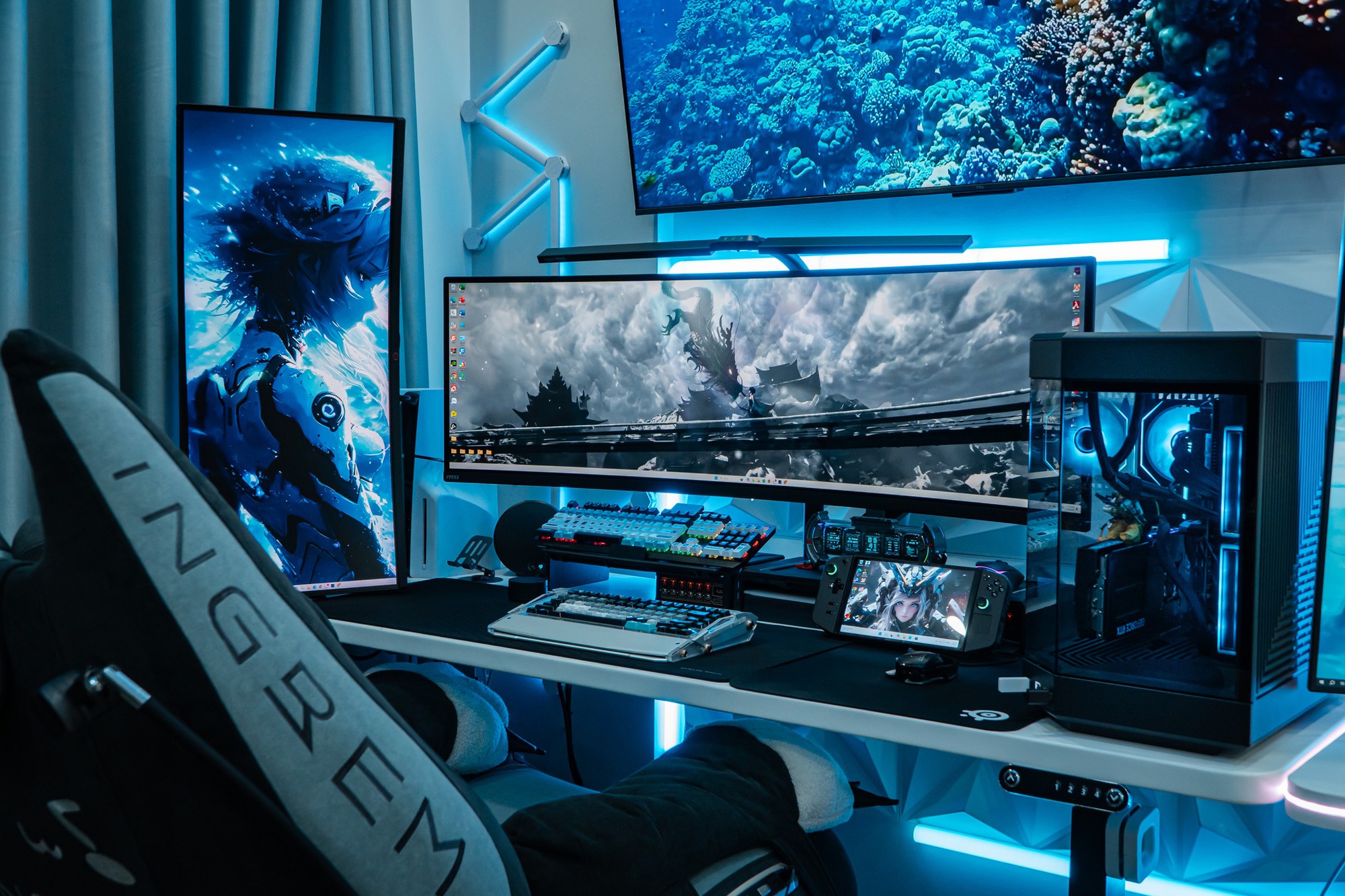 Hot girl khoe decor góc gaming đẳng cấp,