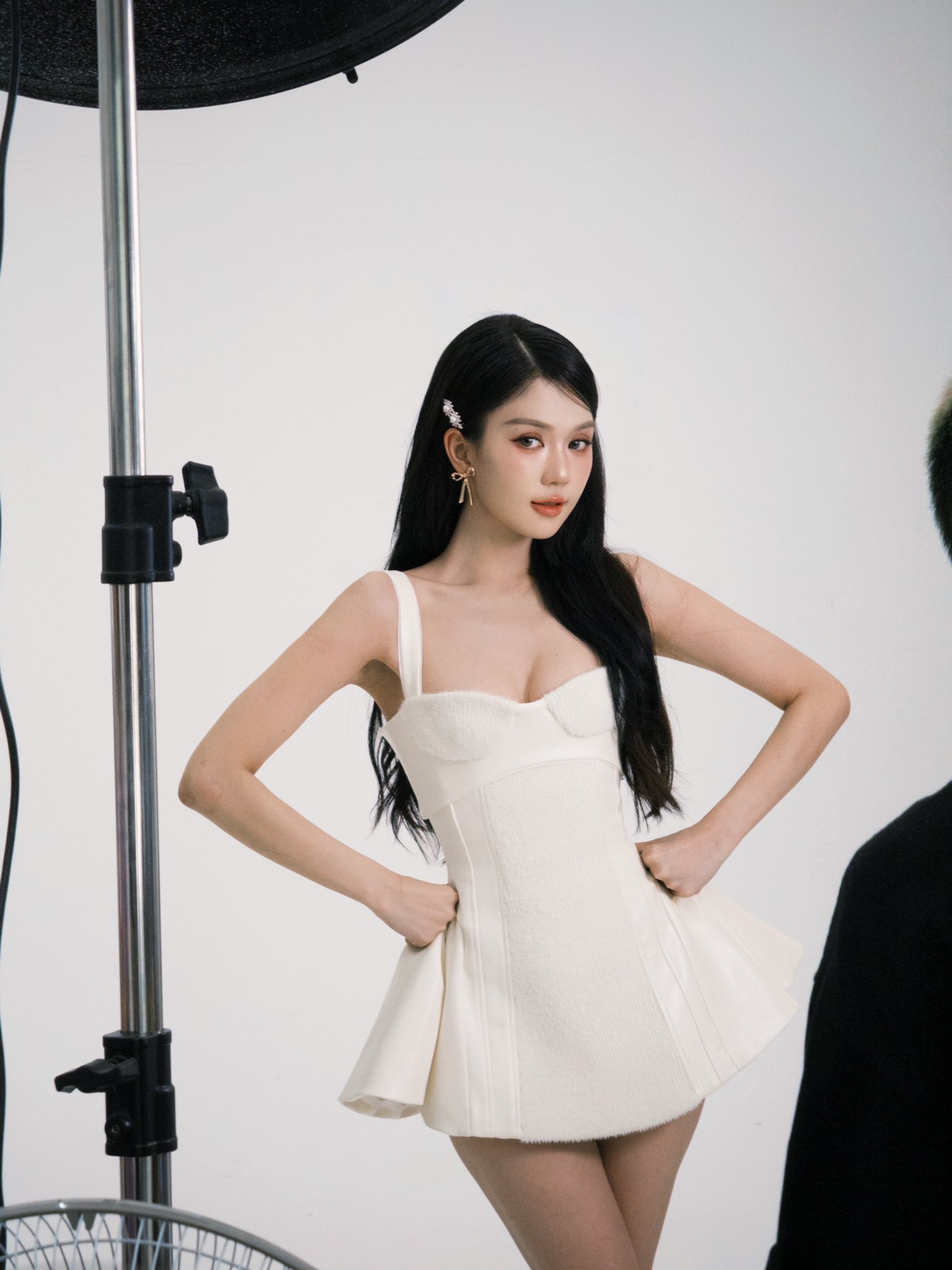 Gần 3 triệu người dán mắt xem clip Ngọc Trinh thả dáng đồng hồ cát, body vòng nào ra vòng nấy miễn chê- Ảnh 4. Gần 3 triệu người dán mắt xem clip Ngọc Trinh thả dáng đồng hồ cát, body vòng nào ra vòng nấy miễn chê- Ảnh 4.