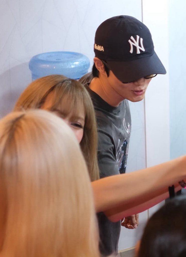 Lộ dàn “hậu cung” toàn trai đẹp của Lisa tại concert BLACKPINK: Nhậu với cả