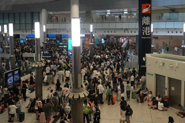 Bão Wipha hiện đang ở đâu? Nhiều nơi “căng mình” trước cơn bão dữ dội, chuyến bay bị hoãn, người dân được khuyến cáo ở trong nhà- Ảnh 5.