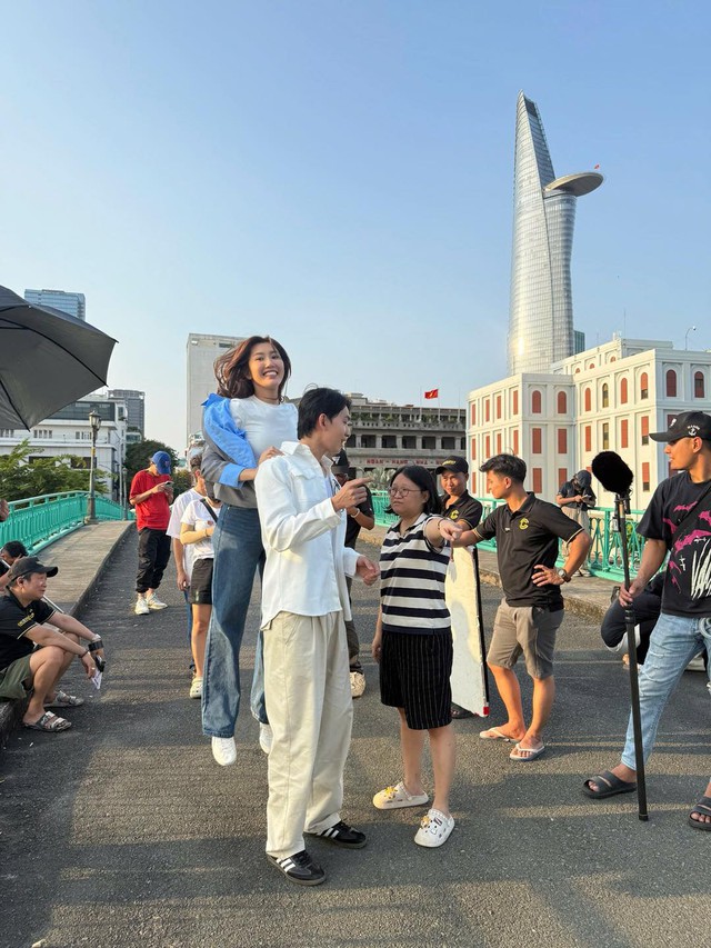 Hành động lộ liễu của mỹ nhân Running Man Việt giữa tin