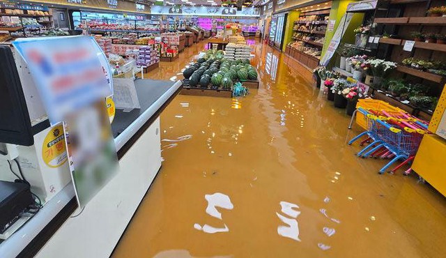 Hàn Quốc ngày thứ 3 oằn mình trong mưa lũ lịch sử: Siêu thị, Starbucks ngập kinh hoàng, ô tô chỉ thấy nóc, 5.000 người bỗng