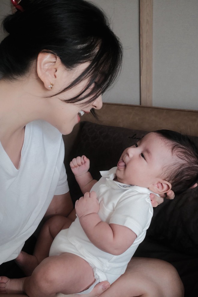 Mai Ngọc khoe ảnh căng đét của quý tử gần 3 tháng tuổi, ai cũng xuýt xoa: “Panda giống bố như đúc Mai Ngọc khoe ảnh căng đét của quý tử gần 3 tháng tuổi, ai cũng xuýt xoa: “Panda giống bố như đúc