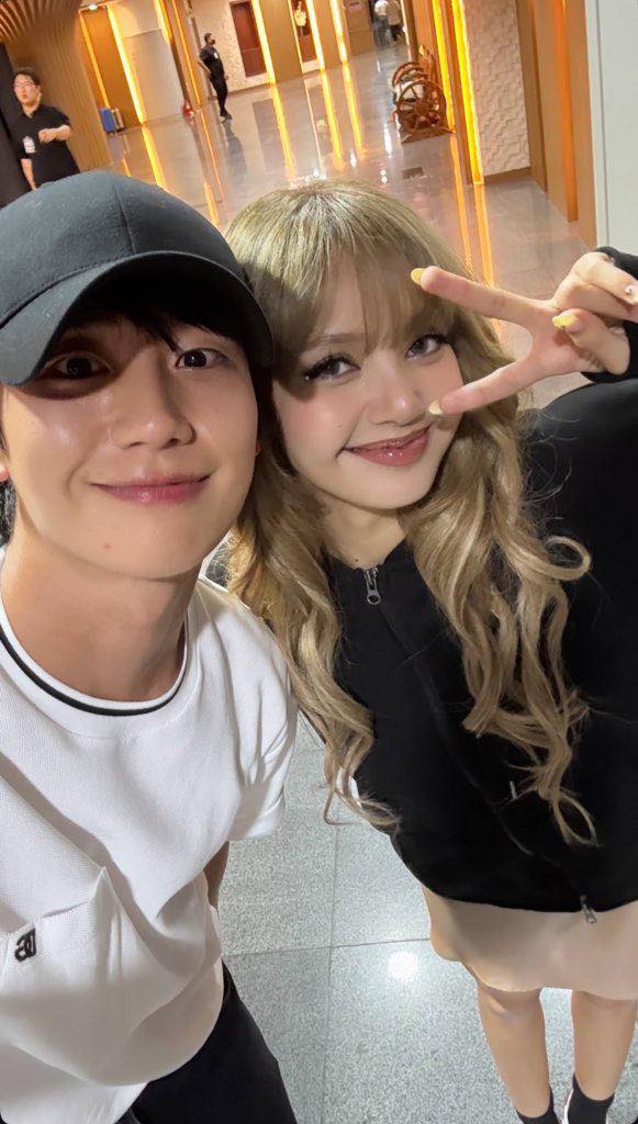 Lộ dàn “hậu cung” toàn trai đẹp của Lisa tại concert BLACKPINK: Nhậu với cả