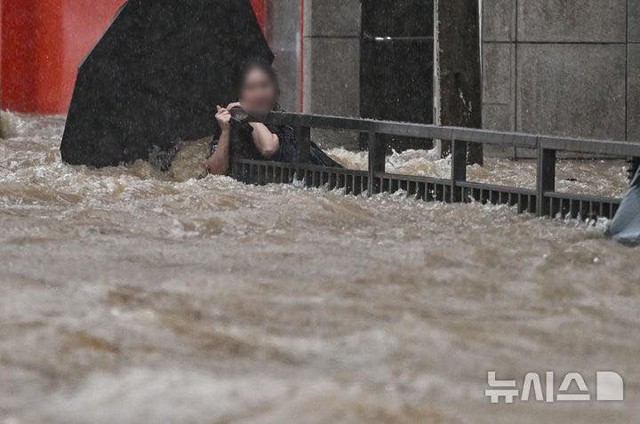 Hàn Quốc ngày thứ 3 oằn mình trong mưa lũ lịch sử: Siêu thị, Starbucks ngập kinh hoàng, ô tô chỉ thấy nóc, 5.000 người bỗng