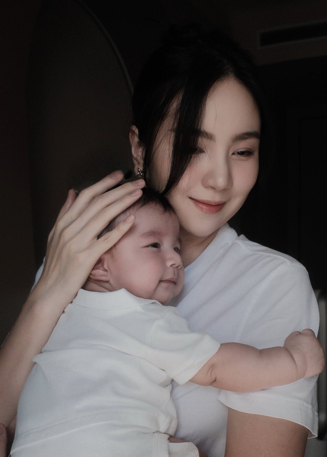 Mai Ngọc khoe ảnh căng đét của quý tử gần 3 tháng tuổi, ai cũng xuýt xoa: “Panda giống bố như đúc Mai Ngọc khoe ảnh căng đét của quý tử gần 3 tháng tuổi, ai cũng xuýt xoa: “Panda giống bố như đúc