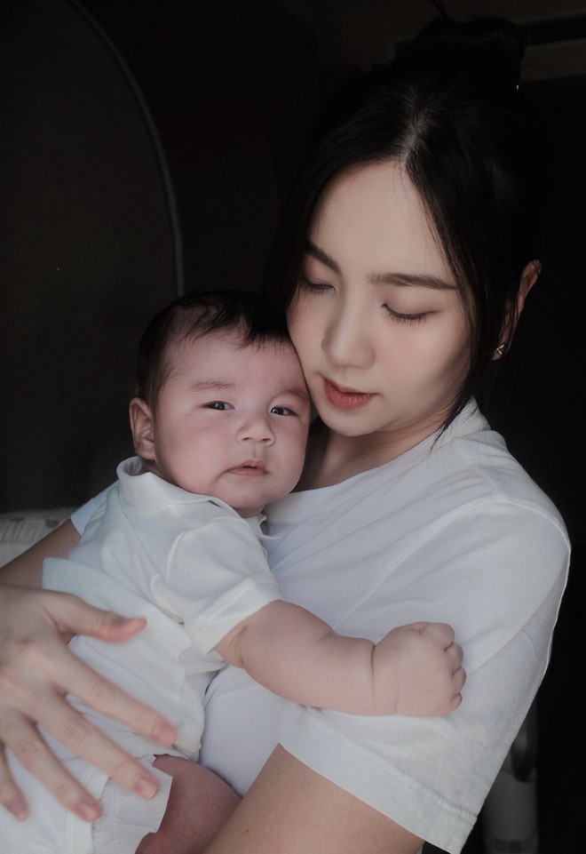 Mai Ngọc khoe ảnh căng đét của quý tử gần 3 tháng tuổi, ai cũng xuýt xoa: “Panda giống bố như đúc Mai Ngọc khoe ảnh căng đét của quý tử gần 3 tháng tuổi, ai cũng xuýt xoa: “Panda giống bố như đúc