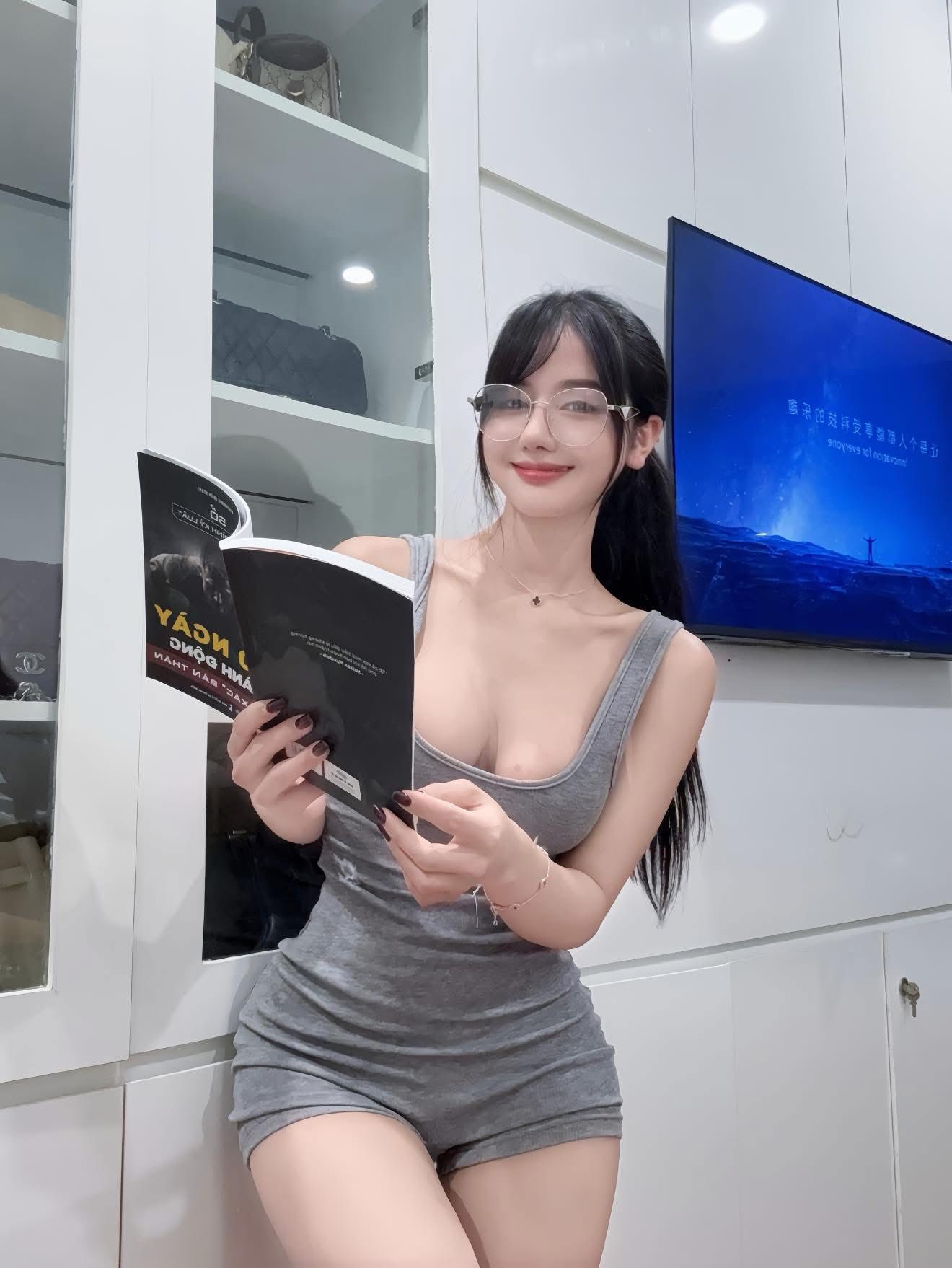 Diện bikini khoe dáng nuột, hot girl Nhung Lora khiến fan nam chỉ muốn