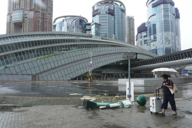 Bão Wipha hiện đang ở đâu? Nhiều nơi “căng mình” trước cơn bão dữ dội, chuyến bay bị hoãn, người dân được khuyến cáo ở trong nhà- Ảnh 6.