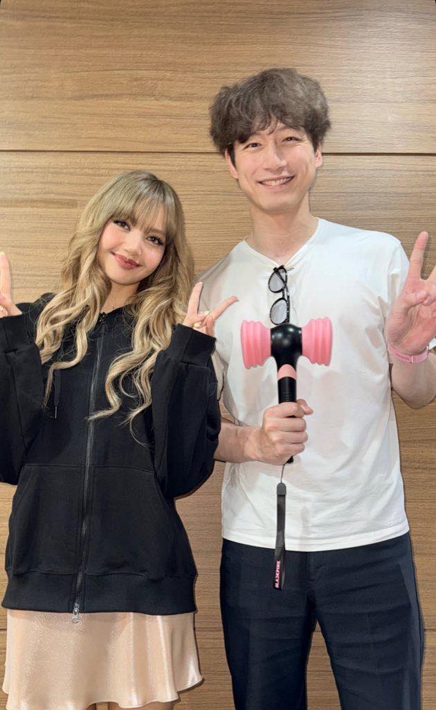 Lộ dàn “hậu cung” toàn trai đẹp của Lisa tại concert BLACKPINK: Nhậu với cả