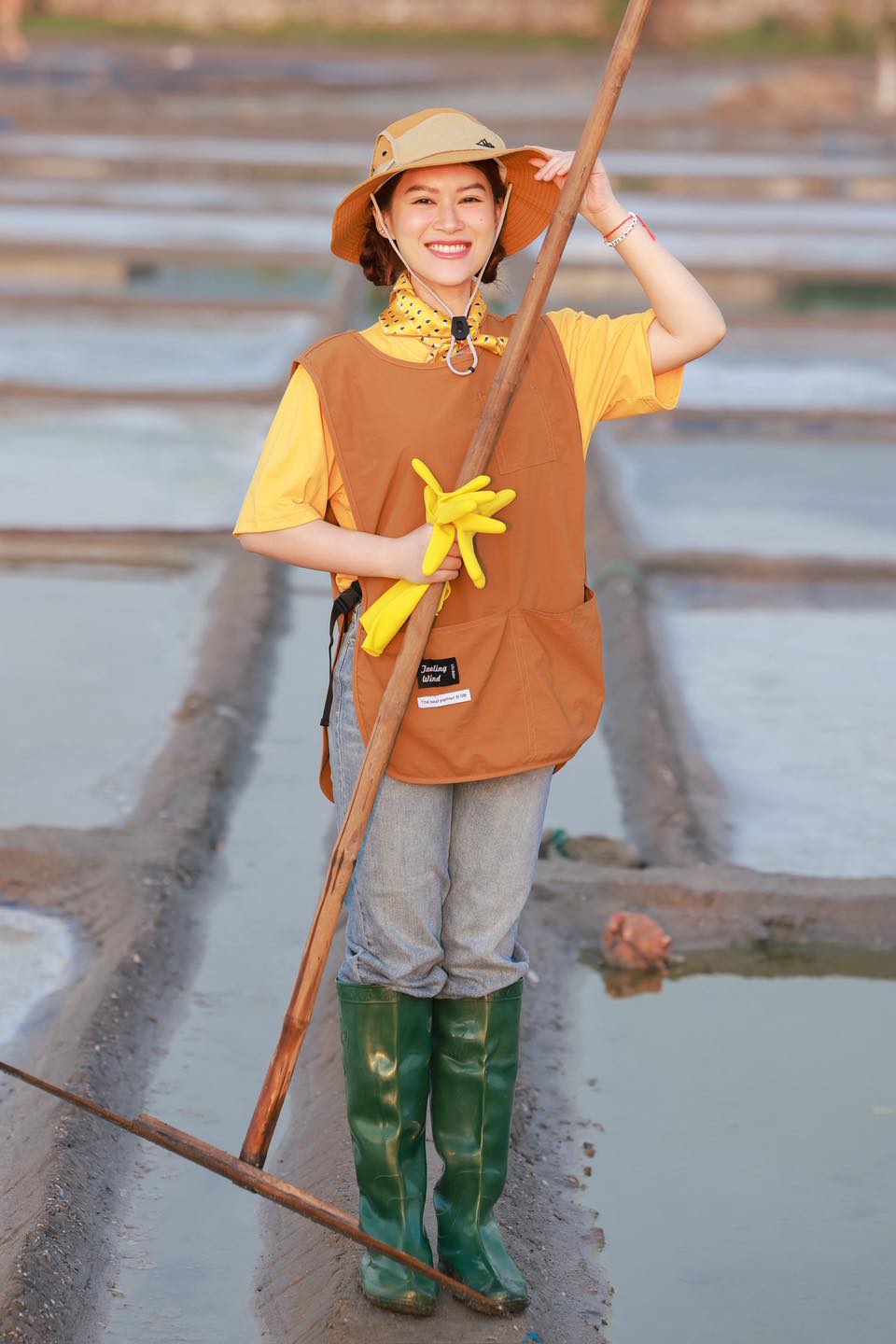 Người đẹp Vbiz là nữ thừa kế “gia tộc nghìn tỷ”: Từng được nuôi như công chúa, nay lăn xả bẻ măng, trồng tỏi giữa trời nắng- Ảnh 6.