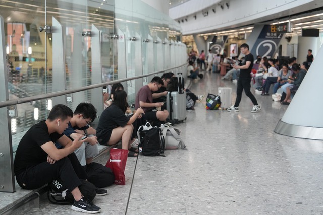 Bão Wipha hiện đang ở đâu? Nhiều nơi “căng mình” trước cơn bão dữ dội, chuyến bay bị hoãn, người dân được khuyến cáo ở trong nhà- Ảnh 4.