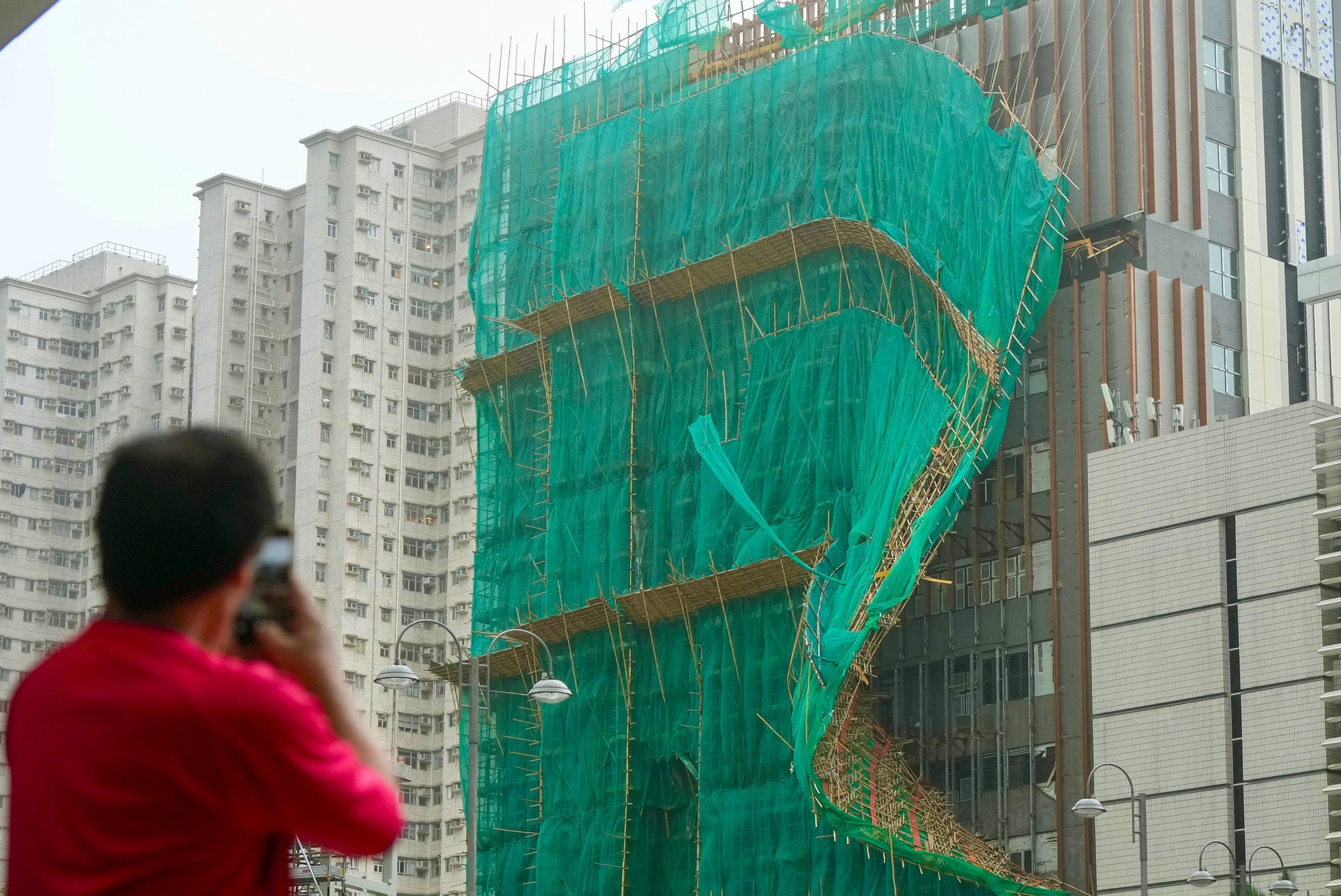 Cận cảnh giàn giáo làm bằng tre bên ngoài tòa chung cư hàng chục tầng: Vì sao đến giờ vẫn được sử dụng?- Ảnh 8. Cận cảnh giàn giáo làm bằng tre bên ngoài tòa chung cư hàng chục tầng: Vì sao đến giờ vẫn được sử dụng?- Ảnh 8.