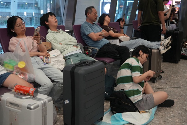 Bão Wipha hiện đang ở đâu? Nhiều nơi “căng mình” trước cơn bão dữ dội, chuyến bay bị hoãn, người dân được khuyến cáo ở trong nhà- Ảnh 3.