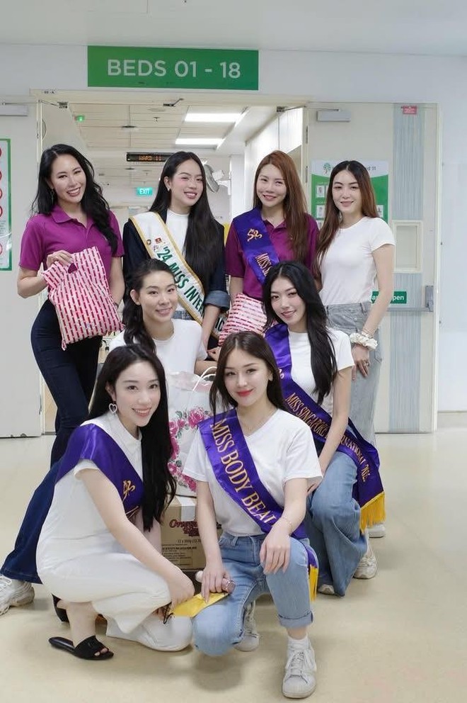 Thanh Thủy hát khi đi từ thiện ở Singapore- Ảnh 1. Thanh Thủy hát khi đi từ thiện ở Singapore- Ảnh 1.