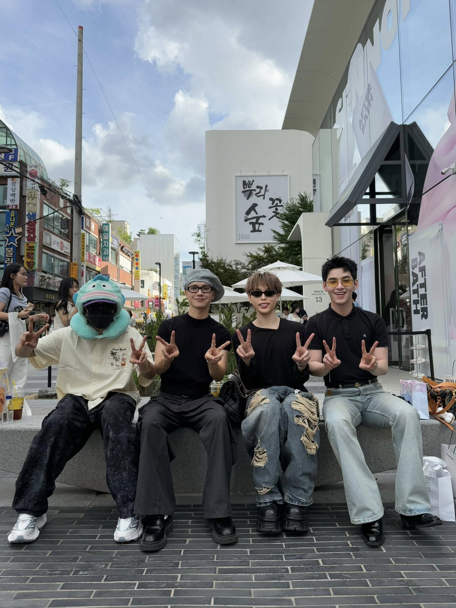 Dàn Anh Trai Say Hi check in trước thềm concert Mỹ: 1 người kỳ lạ nhìn mãi không biết là ai?- Ảnh 1.