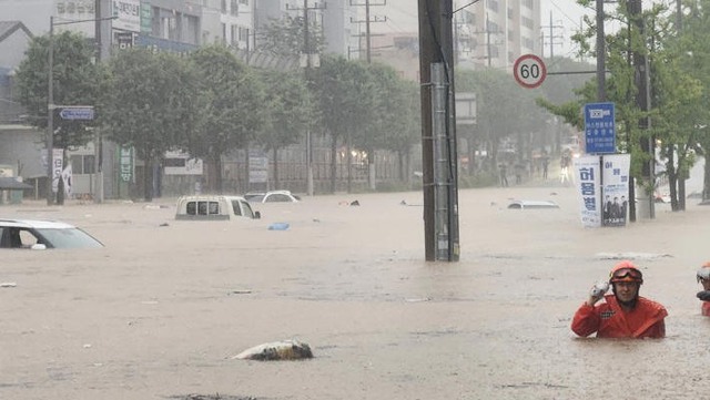 Hàn Quốc ngày thứ 3 oằn mình trong mưa lũ lịch sử: Siêu thị, Starbucks ngập kinh hoàng, ô tô chỉ thấy nóc, 5.000 người bỗng