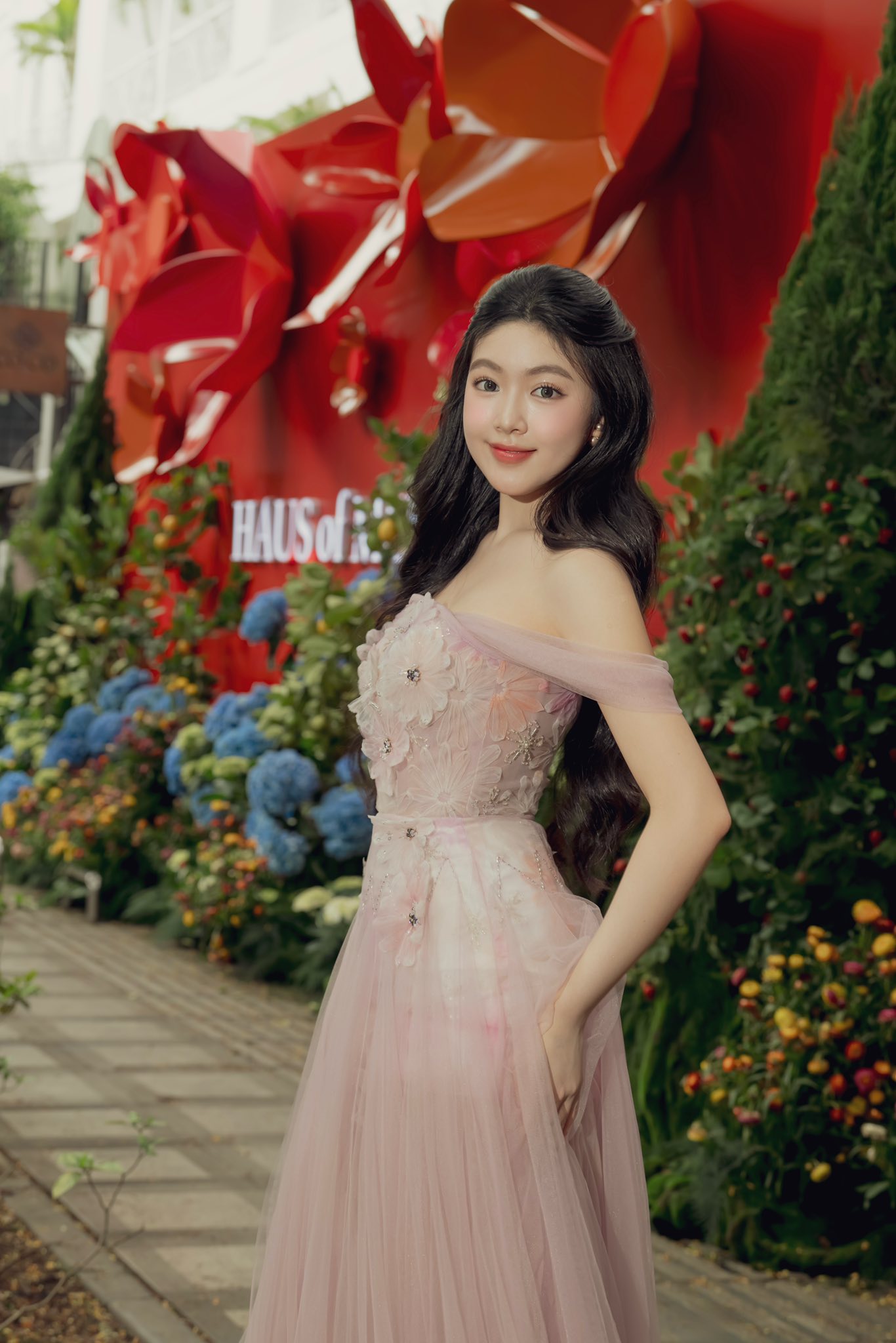 Con gái MC Quyền Linh mặc gì đi từ thiện mà gây bàn tán?- Ảnh 2.