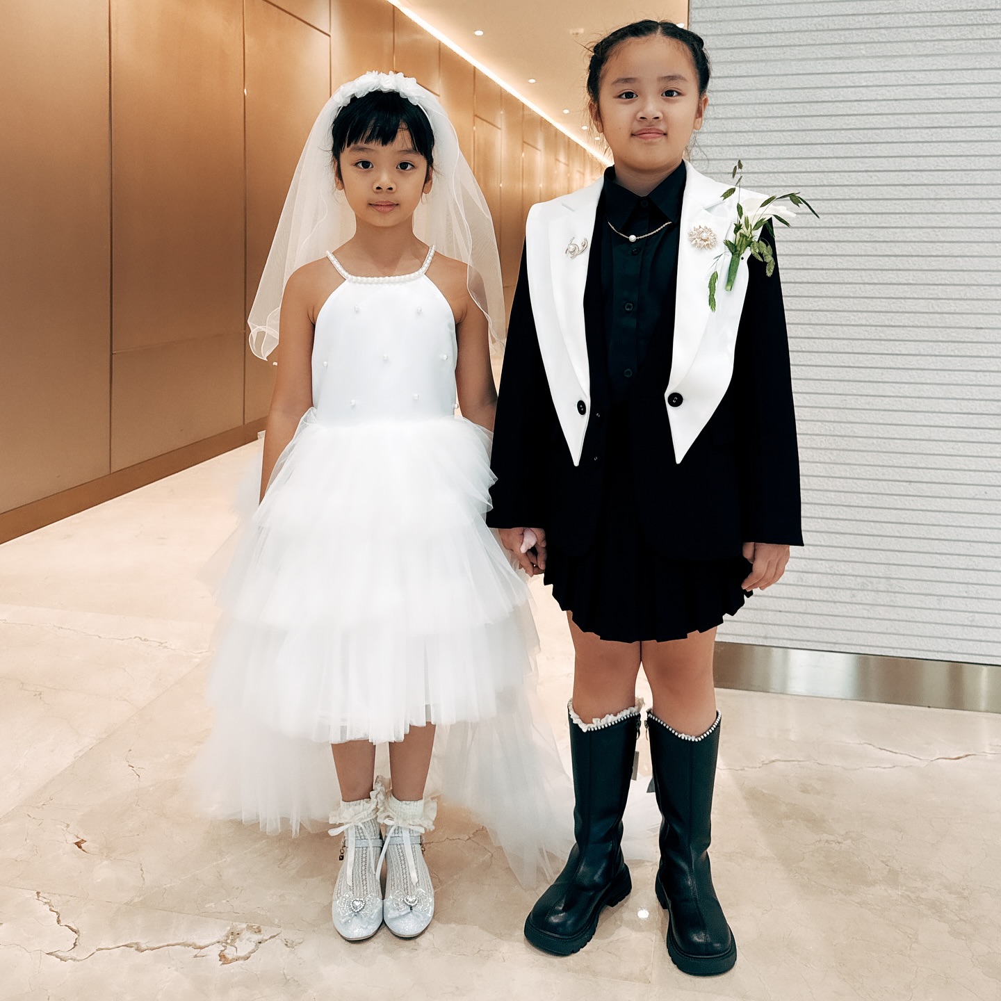 Đạt G và Cindy Lư cắt máu thề nguyện trong lễ cưới, 2 nhóc tỳ thực hiện nghi thức độc đáo- Ảnh 1.