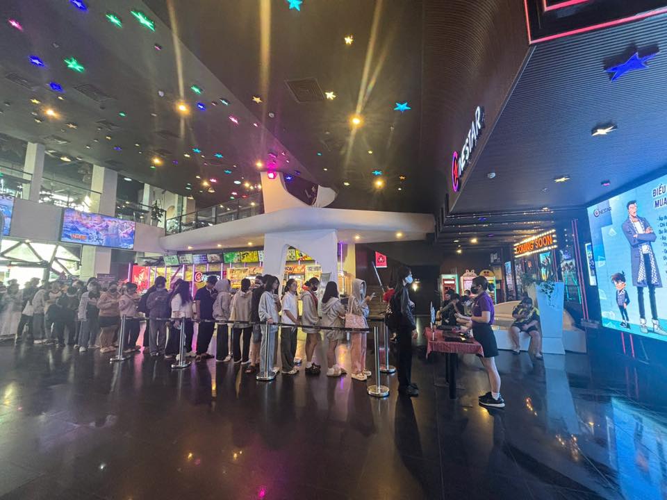 HOT chưa từng thấy: Phim chưa chiếu đã kiếm 11 tỷ, khán giả Việt xếp hàng mua vé từ 7h sáng- Ảnh 1. HOT chưa từng thấy: Phim chưa chiếu đã kiếm 11 tỷ, khán giả Việt xếp hàng mua vé từ 7h sáng- Ảnh 1.