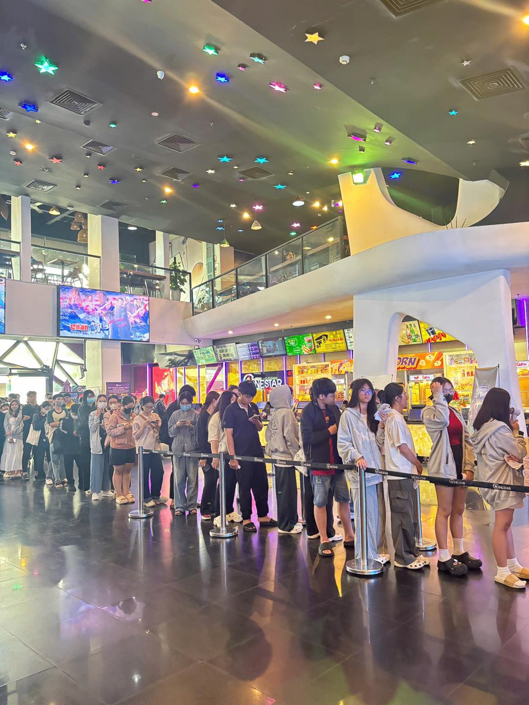 HOT chưa từng thấy: Phim chưa chiếu đã kiếm 11 tỷ, khán giả Việt xếp hàng mua vé từ 7h sáng- Ảnh 3. HOT chưa từng thấy: Phim chưa chiếu đã kiếm 11 tỷ, khán giả Việt xếp hàng mua vé từ 7h sáng- Ảnh 3.