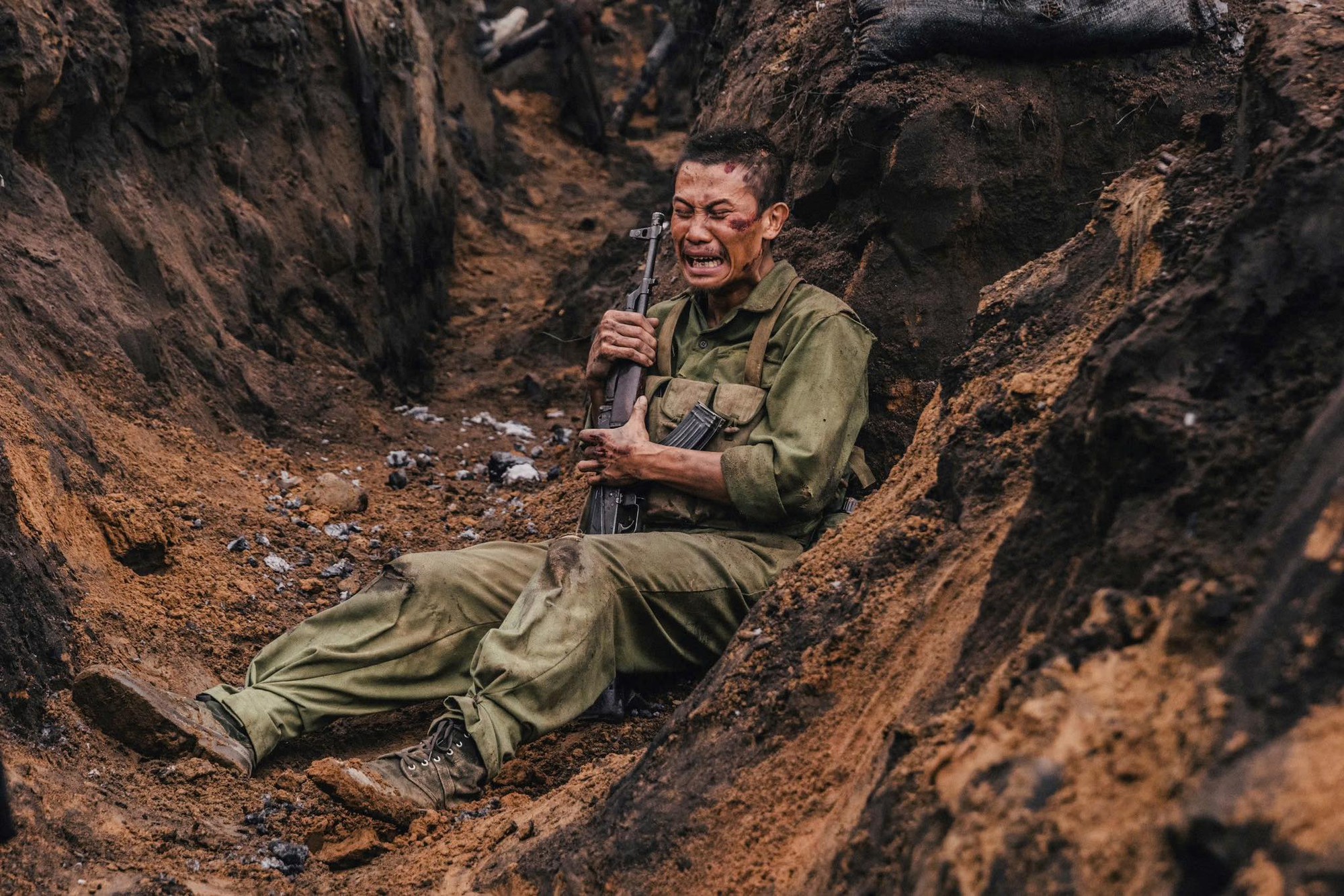 Mưa Đỏ: Khi một người điên lại là biểu tượng đau đớn và tận cùng nhất của chiến tranh- Ảnh 6. Mưa Đỏ: Khi một người điên lại là biểu tượng đau đớn và tận cùng nhất của chiến tranh- Ảnh 6.