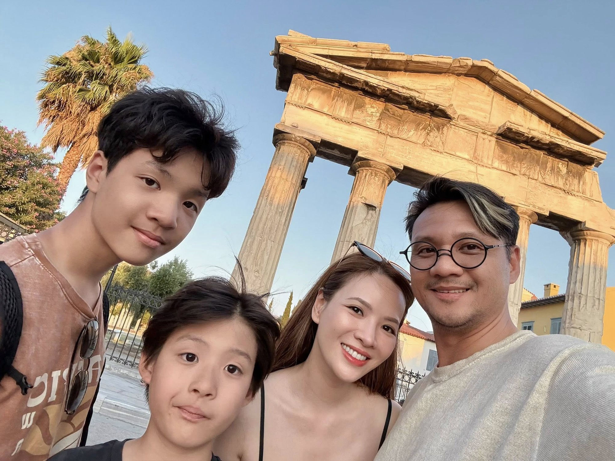 Đạo diễn vừa nghỉ việc VTV có vợ là