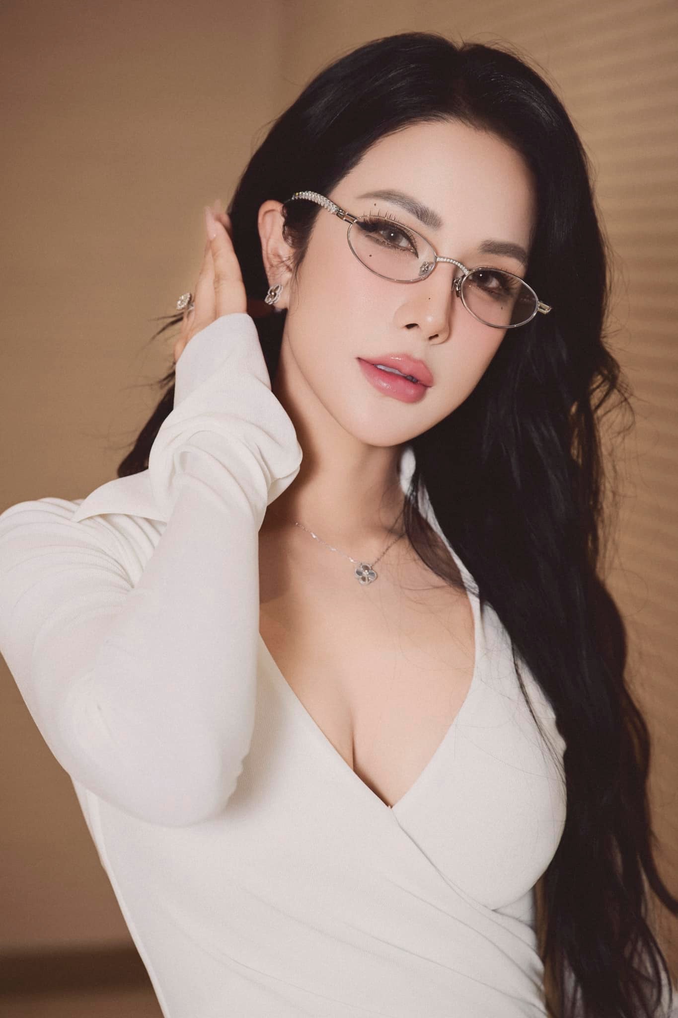 Diệp Lâm Anh thẳng tay chia sẻ hình ảnh NTK Công Trí bị bắt: