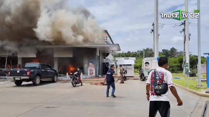 Cửa hàng 7-Eleven ở Thái Lan nghi bị trúng hoả lực, thi thể 2 học sinh thiệt mạng được tìm thấy trong đống đổ nát, nhiều người bị thương- Ảnh 4.