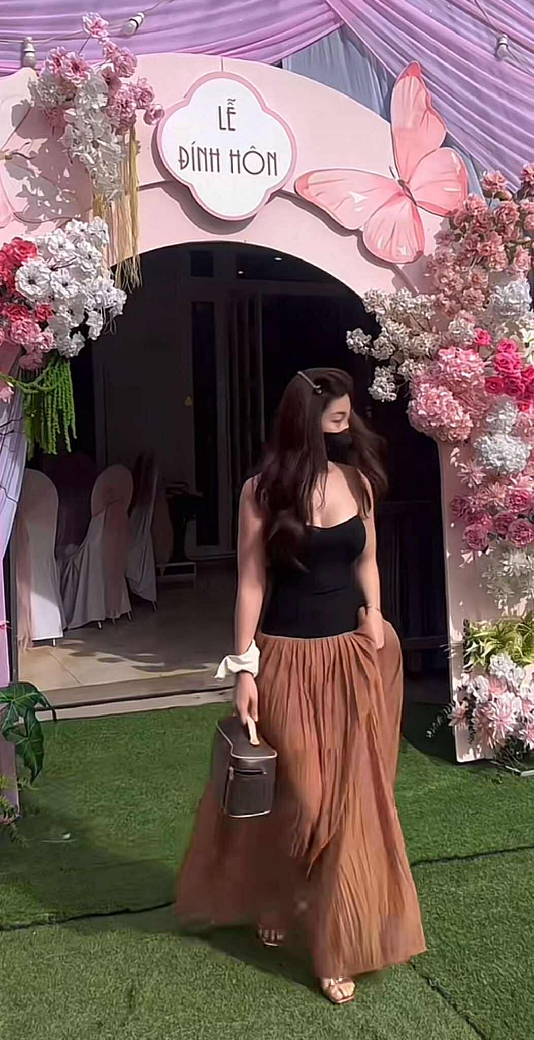 Diện váy ngắn, đầm hở lưng, thợ make-up gây xôn xao, bị cho là cố tình