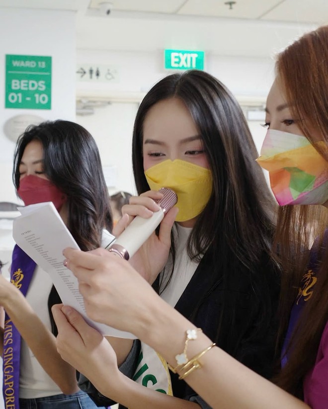 Thanh Thủy hát khi đi từ thiện ở Singapore- Ảnh 3. Thanh Thủy hát khi đi từ thiện ở Singapore- Ảnh 3.