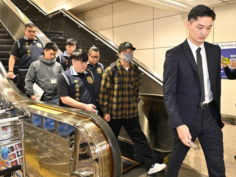 Bắt giữ chồng của 1 nữ diễn viên ngay tại sân bay- Ảnh 3.