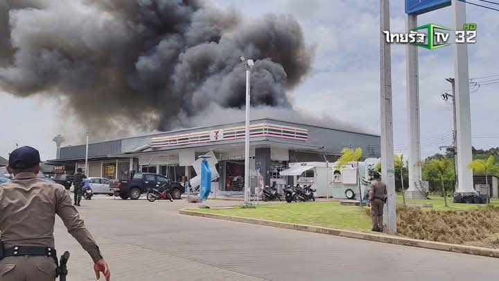Cửa hàng 7-Eleven ở Thái Lan nghi bị trúng hoả lực, thi thể 2 học sinh thiệt mạng được tìm thấy trong đống đổ nát, nhiều người bị thương- Ảnh 3.