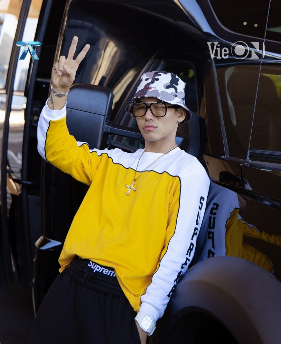 HIEUTHUHAI và 25 anh trai đổ bộ sân bay Mỹ- Ảnh 4.